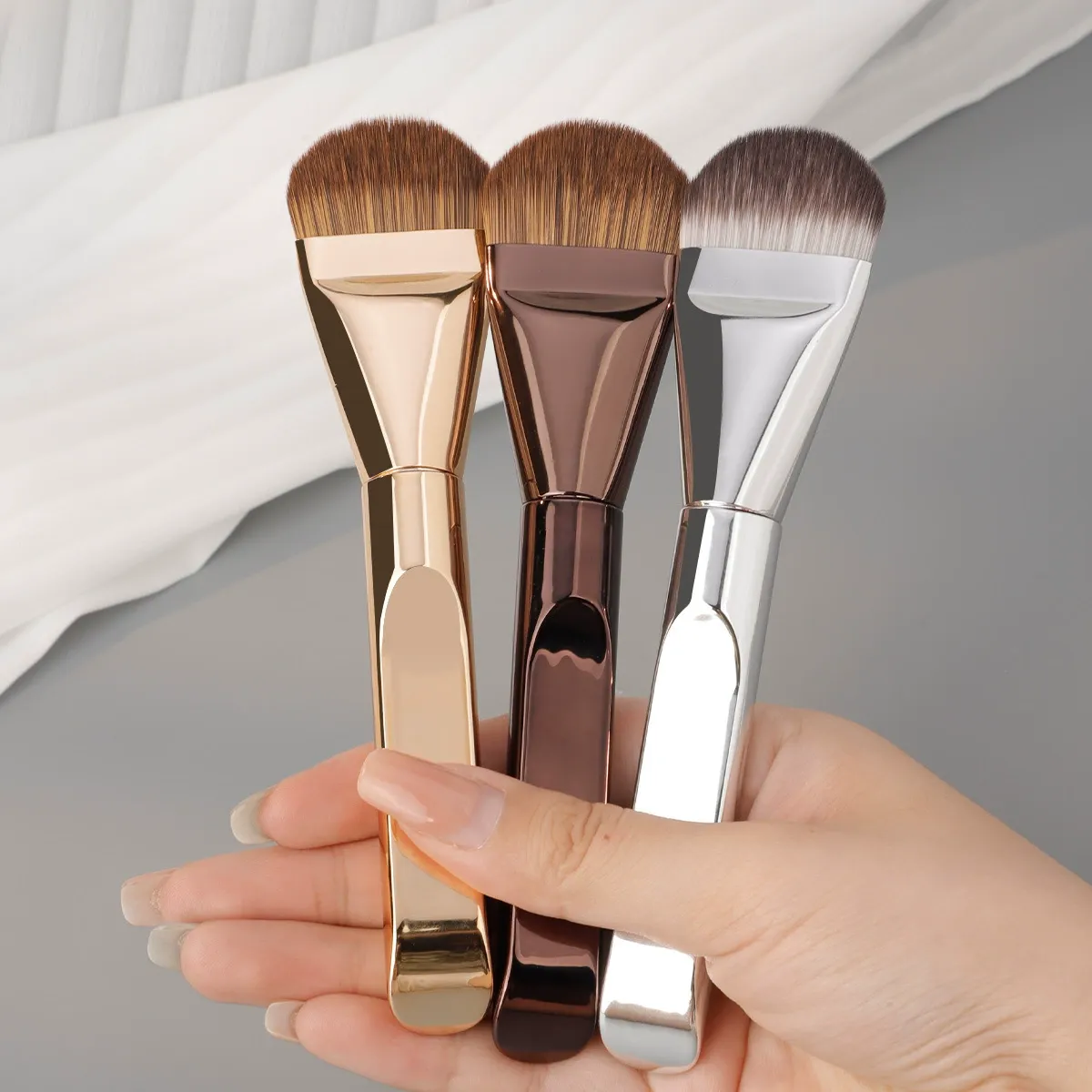 Tongue-Shaped Foundation Brush with Thick Aluminium Ferrule